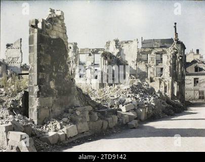 Reims, Marne, Champagne, Frankreich, Erster Weltkrieg, Wohnraum, Architektur, Ruinen, Bombenangriffe, Straße, Bezirk, Trümmer, Nachkriegszeit, Frankreich, Reims, Rue Hingmar, Reims, 04/09/1919 - 04/09/1919, Léon, Auguste, Fotograf, 1919 - Reims - Auguste Léon - (September), Autochrome, Foto, Glas, Autochrome, Foto, positiv Stockfoto