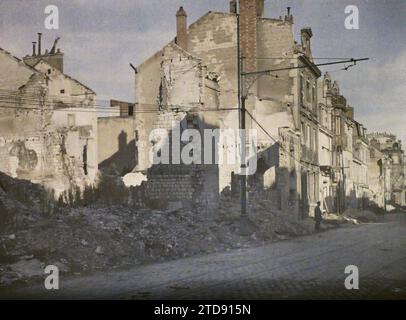 Reims, Marne, Champagne, Frankreich, Erster Weltkrieg, Wohnraum, Architektur, Ruinen, Bombenangriffe, Straße, Bezirk, Trümmer, Nachkriegszeit, Frankreich, Reims, Rue de Thillois, Reims, 06.09/1919 - 06.09.1919, Léon, Auguste, Fotograf, 1919 - Reims - Auguste Léon - (September), Autochrome, Foto, Glas, Autochrome, Foto, positiv Stockfoto