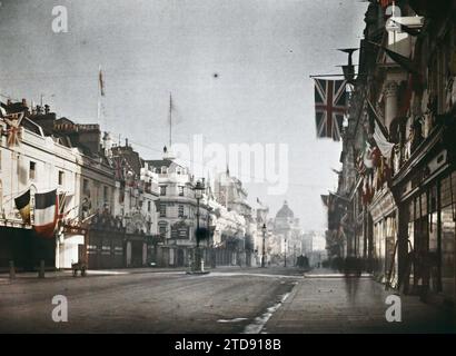 London, England Regent Street, Housing, Architecture, Street, Neighborhood, Flag, England, London, Regent Street um 6:00 Uhr, Londres, 21.07/1919 - 21.07.1919, Cuville, Fernand, 1919 - Angleterre - Fernand Cuville - (18-23. Juli), Autochrome, Foto, Glas, Autochrome, Foto, positiv, Horizontal, Format 9 x 12 cm Stockfoto