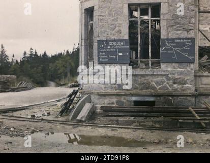 La Schlucht, Oberrhein, Elsass, Frankreich, Erster Weltkrieg, Inschrift, Information, Straße, Ruinen, Schutt, Nachkriegsschilder, Frankreich, (siehe 72), Schlucht [Col de la], 01/10/1919 - 01/10/1919, Cuville, Fernand, 1919 - Elsass - Fernand Cuville - (automne), Autochrome, Foto, Glas, Autochrome, Foto, positiv Stockfoto