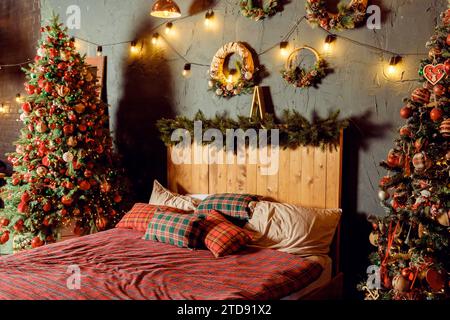 Winter Weihnachten Hygge Wohnkultur. Festliches gemütliches Schlafzimmer im skandinavischen Stil mit Bett Stockfoto