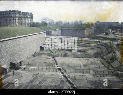 Paris (16. Arrondissement), Frankreich die Schrebergärten am Fuße der Befestigungsanlagen, am Point-du-Jour-Tor, Habitat, Architektur, Natur, Umwelt, Hütte, befestigte Architektur, Befestigungsanlagen, Park, Garten, Kleingarten, Vegetation, Botanik, Gemüsegarten, Frankreich, Paris, Porte du Point du Jour, Arbeitergärten, Arrondissement XVI, Befestigungsanlagen, Petite ceinture, la Zone, 05.05/1919 - 05.05.1919, Léon, Auguste, Fotograf, Autochrome, Foto, Glas, Autochrome, Foto, positiv, Horizontal, Größe 9 x 12 cm Stockfoto