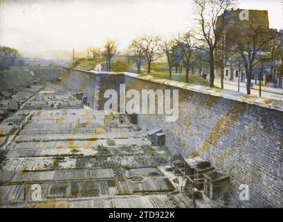 Paris (16. Arrondissement), Frankreich die Schrebergärten am Fuße der Befestigungsanlagen, in der Nähe des Point-du-Jour-Tores, Habitat, Architektur, Natur, Umwelt, Hütte, befestigte Architektur, Befestigungsanlagen, Park, Garten, Kleingarten, Vegetation, Botanik, Gemüsegarten, Frankreich, Paris, Sektor Point du Jour, Arbeitergärten, Arrondissement XVI, Befestigungsanlagen, Petite ceinture, la Zone, 05.05/1919 - 05.05.1919, Léon, Auguste, Fotograf, Autochrome, Foto, Glas, Autochrome, Foto, positiv, Horizontal, Größe 9 x 12 cm Stockfoto