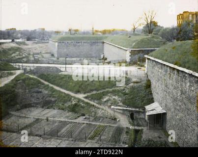 Paris (16. Arrondissement), Frankreich die Schrebergärten am Fuße der Befestigungsanlagen, in der Nähe des Point-du-Jour-Tores, Habitat, Architektur, Natur, Umwelt, Hütte, befestigte Architektur, Befestigungsanlagen, Park, Garten, Kleingarten, Vegetation, Botanik, Gemüsegarten, Frankreich, Paris, um Point du Jour, Arbeitergärten, Arrondissement XVI, Befestigungsanlagen, Petite ceinture, la Zone, 05.05/1919 - 05.05.1919, Léon, Auguste, Fotograf, Autochrome, Foto, Glas, Autochrome, Foto, positiv, Horizontal, Größe 9 x 12 cm Stockfoto