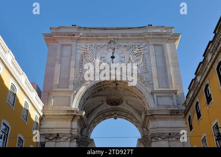 Der Arco da Rua Augusta Arch (Arco da Rua Augusta), der zum Gedenken an den Wiederaufbau der Stadt nach dem Erdbeben von 1755 errichtet wurde Stockfoto