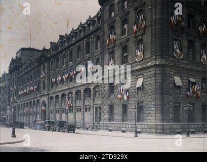 Paris (IV. Arr.), Frankreich das Polizeipräsidium an der Ecke Rue de la Cité und Quai du marche neuf, verziert mit Fahnen für die Siegesfeier vom 13. Und 14. Juli 1919, Festival, Transport, Unterkunft, Architektur, Gesellschaft, erster Weltkrieg, politische Partei, Automobilverkehr, Auto, öffentliche Zivilarchitektur, Verwaltung, Gedenkfeier, Nachkriegszeit, Flagge, Frankreich, Paris, Polizeipräfektur, Arrondissement IV, 13.07/1919 - 13.07.1919, Léon, Auguste, Fotograf, Autochrome, Foto, Glas, Autochrome, Foto, positiv, horizontal, Größe 9 x 12 cm Stockfoto