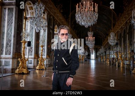 Versailles, Frankreich. Dezember 2023. © PHOTOPQR/LE PARISIEN/Fred Dugit ; Versailles ; 11/12/2023 ; Culture Versailles (78), le 11 décembre 2023 Portrait de Jean Michel Jarre à l'event de Son Concembre du 25 décembre dans la galerie des glaces du château de Versailles. Versailles, Frankreich, 11. dezember 2023. Jean-Michel Jarre feiert am 25. Dezember den 400. Jahrestag der Château de Versailles *** Lokale Bildunterschrift *** Jean Michel Jarre Credit: MAXPPP/Alamy Live News Stockfoto