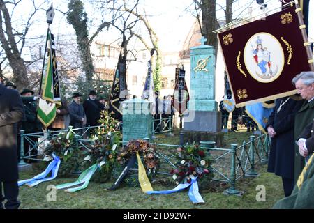 Gedenk Kraenze vor Mordweihnacht Grab Denkmal Muenchen 17.12.2023 Sendlinger Kirche Sendlinger Mordweihnacht 1705 Grab Denkmal zum Gedenken Kranzniederlegungen von Trachten Verein Schmied Kochel Abordnungen nach Gedenkmesse in der ST. Margaretenkirche München *** Gedenkkränze vor Mordweihnacht Grabmal München 17 12 2023 Sendlinger Kirche Sendlinger Mordweihnacht 1705 Grabdenkmal Kranzlegung des Trachtenvereins Schmied Kochel Delegationen nach Gedenkmesse in St. Margaretenkirche München Stockfoto