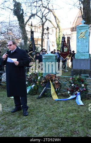 Andreas Reich 1. Vorsizender Schmied von Kochel Verein vor Mordweihnacht Grab Denkmal München 17.12.2023 Sendlinger Kirche Sendlinger Mordweihnacht 1705 Grab Denkmal zum Gedenken Kranzniederlegungen von Trachten Verein Schmied Kochel Abordnungen nach Gedenkmesse in der ST. Margareten Kirche München *** Andreas Reich 1 vorderster Schmied des Kochelvereins vor Mordweihnacht Grabmal München 17 12 2023 Sendlinger Kirche Sendlinger Mordweihnacht 1705 Grabmal Kranzverlegung durch Trachtenverband Schmied Kochel Delegationen nach Gedenkmesse in der St. Margarete Stockfoto