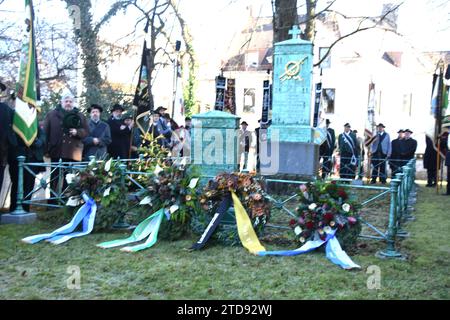 Gedenk Kraenze vor Mordweihnacht Grab Denkmal Muenchen 17.12.2023 Sendlinger Kirche Sendlinger Mordweihnacht 1705 Grab Denkmal zum Gedenken Kranzniederlegungen von Trachten Verein Schmied Kochel Abordnungen nach Gedenkmesse in der ST. Margaretenkirche München *** Gedenkkränze vor Mordweihnacht Grabmal München 17 12 2023 Sendlinger Kirche Sendlinger Mordweihnacht 1705 Grabdenkmal Kranzlegung des Trachtenvereins Schmied Kochel Delegationen nach Gedenkmesse in St. Margaretenkirche München Stockfoto