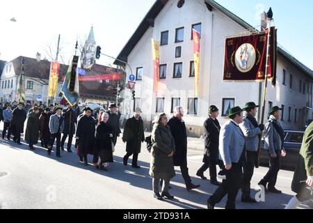 Nach Gedenken Teilnehmer vor Stemmerhof Markt München 17.12.2023 Sendlinger Kirche Sendlinger Mordweihnacht 1705 Grab Denkmal zum Gedenken Kranzniederlegungen von Trachten Verein Schmied Kochel Abordnungen nach Gedenkmesse in der ST. Margareten Kirche Muenchen *** nach der Gedenkfeier Teilnehmer vor dem Stemmerhof Markt Muenchen 17 12 2023 Sendlinger Kirche Sendlinger Mordweihnacht 1705 Grab Denkmal zum Gedenken Kranzlage des Trachtenvereins Schmied Kochel Delegationen nach der Gedenkmesse in St. Margareten Kirche Muenchen Stockfoto