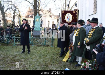 Alexander Reissl Stadtrat vor Mordweihnacht Grab Denkmal Muenchen 17.12.2023 Sendlinger Kirche Sendlinger Mordweihnacht 1705 Grab Denkmal zum Gedenken Kranzniederlegungen von Trachten Verein Schmied Kochel Abordnungen nach Gedenkmesse in der ST. Margaretenkirche München *** Alexander Reissl Stadtrat vor Mordweihnacht Grabmal München 17 12 2023 Sendlinger Kirche Sendlinger Mordweihnacht 1705 Grabdenkmal Kranzlegung des Trachtenvereins Schmied Kochel Delegationen nach Gedenkmesse in der St. Margaretenkirche München Stockfoto