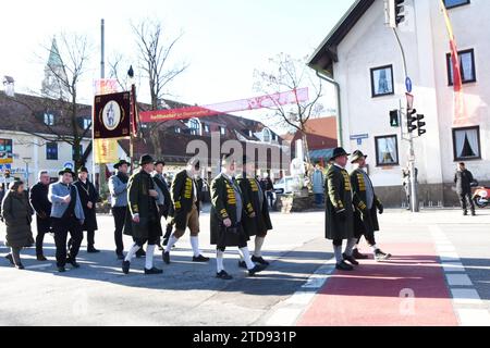 Nach Gedenken Teilnehmer vor Stemmerhof Markt München 17.12.2023 Sendlinger Kirche Sendlinger Mordweihnacht 1705 Grab Denkmal zum Gedenken Kranzniederlegungen von Trachten Verein Schmied Kochel Abordnungen nach Gedenkmesse in der ST. Margareten Kirche Muenchen *** nach der Gedenkfeier Teilnehmer vor dem Stemmerhof Markt Muenchen 17 12 2023 Sendlinger Kirche Sendlinger Mordweihnacht 1705 Grab Denkmal zum Gedenken Kranzlage des Trachtenvereins Schmied Kochel Delegationen nach der Gedenkmesse in St. Margareten Kirche Muenchen Stockfoto