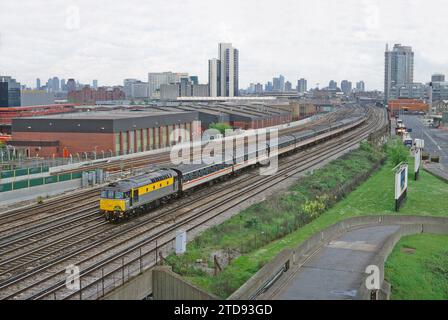 Eine Diesellokomotive der Baureihe 33 mit der Nummer 33030, die am 24. April 1993 bei Nine Elms auf einer Enthusiast-Eisenbahntour arbeitete. Stockfoto