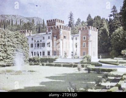 Gardasee, Italien Villa Albertini, Natur, Umwelt, Habitat, Architektur, Landschaft, Konifer, Villa, Brunnen, Park, Garten, Palast, Schloss, Italien, Gardasee, Gardasee (Königsschloss), Lac de Garde, 16.05/1918 - 16.05.1918, Cuville, Fernand, 1918 - Italien - Fernand Cuville - (März-August), Autochrome, Foto, Glas, Autochrome, Foto, positiv, Horizontal, Format 9 x 12 cm Stockfoto