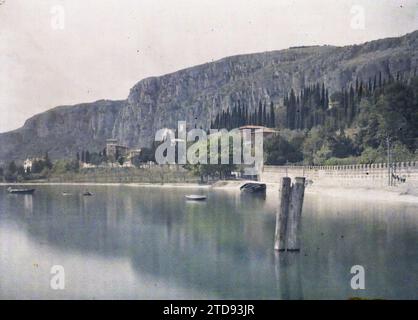 Gardasee, Italien die Ufer des Gardasees, Natur, Umwelt, Verkehr, Landschaft, Berg, Berg, Konifer, Zypresse, See, Teich, Flusstransport, Lakustrine, Italien, Gardasee, Ufer des Gardasees, Lac de Garde, 16.05/1918 - 16.05.1918, Cuville, Fernand, 1918 - Italien - Fernand Cuville - (März-August), Autochrome, Foto, Glas, Autochrome, Foto, positiv, Horizontal, Format 9 x 12 cm Stockfoto