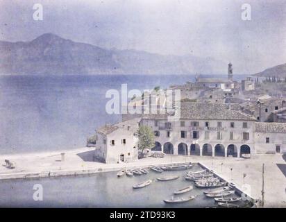 Torri del Benaco, Gardasee, Italien Panorama von Torri del Benaco, Natur, Umwelt, Habitat, Architektur, Transport, Landschaft, Berg, Berg, Tiefbau, See, Teich, Hafen, Flussverkehr, Lakustrine, Italien, Torri, Panorama by Torri, Lac de Garde, 16.05/1918 - 16.05.1918, Cuville, Fernand, 1918 - Italien - Fernand Cuville - (März-August), Autochrome, Foto, Glas, Autochrome, Foto, positiv, Horizontal, Format 9 x 12 cm Stockfoto