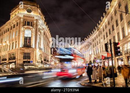 LONDON, Großbritannien - 18. November 2023: Festliche Weihnachtsdekoration entlang der Regent Street im Zentrum von London während der Feiertage. Menschen und Verkehr sind zu sehen Stockfoto