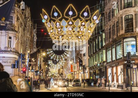 LONDON, Großbritannien - 18. November 2023: Festliche Weihnachtsdekoration entlang der New Bond Street im Zentrum von London während der Feiertage. Menschen und Verkehr sind zu sehen Stockfoto