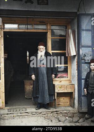 Monastir (heute Bitola), Mazedonien ein alter Israelit, Anführer der Bruderschaft der Toten, Gesellschaft, Kleidung, Religion, Menschen, Beerdigung, Kostüm, Judentum, Porträt, Mann, Serbien, Monastir Bitolj, ein alter Israelit, Anführer der Bruderschaft Todesfälle, Bitola, Espagne, Spanien, Europa [in Verbindung mit], 01/05/1913 - 31/05/1913, Léon, Auguste, Fotograf, 1913 - Balkan - Léon Busy und Auguste Léon - (23. April bis 9. Juni), Autochrome, Foto, Glas, Autochrome, Foto, positiv, Vertikal, Format 9 x 12 cm Stockfoto