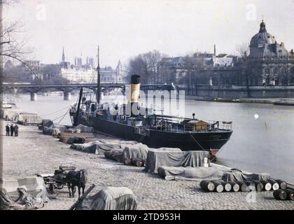 Paris (1.-4.-6. Arr.), Frankreich Quai du Louvre (derzeit Quai Francois-Mitterand) und Île de la Cité, gegenüber dem Quai de Conti und dem Institut de France, Transport, Habitat, Architecture, HD, Tiertransport, Fluss, Tiefbau, existiert in High Definition, Kai, Boot, Faß, Kuppel, Dome, Flusstransport, See, Brücke, Frankreich, Paris, Le Quai du Louvre, Louvre, Institut de France, 19.03/1920 - 19.03.1920, Léon, Auguste, Fotograf, Autochrome, Foto, Glas, Autochrome, Foto, positiv, Horizontal, Größe 9 x 12 cm Stockfoto