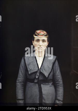 Monastir (heutige Bitola), Mazedonien israelitische Frau, Kopfschmuck aus Goldmünzen (dukati), Menschen, Kleidung, Religion, Frau, Kostüm, Judentum, Stickerei, Porträt, Frisur, Kopfbedeckungen, Serbien, Monastir Bitolj, israelische Frau, Dukaten Frisur, Bitola, 05/1913 - 31.05.1913, Léon, Auguste, Fotograf, 1913 - Balkan - Léon Busy und Auguste Léon - (23. April bis 9. Juni), Autochrome, Foto, Glas, Autochrome, Foto, positiv, Vertikal, Format 9 x 12 cm Stockfoto