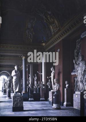 Paris (1. Arr.), Frankreich römische Skulptur, Salle des Saisons, Musée du Louvre, Habitat, Architektur, Kunst, Statue, Museum, Innenansicht, Skulptur, gemaltes Dekor, Säule, Antike, skulpturales Dekor, Frankreich, Paris, Musée du Louvre: Saal of Seasons, Louvre, 03/05/1920 - 03/05/1920, Léon, Auguste, Fotograf, Autochrome, Foto, Glas, Autochrome, Foto, positiv, Vertikal, Format 9 x 12 cm Stockfoto