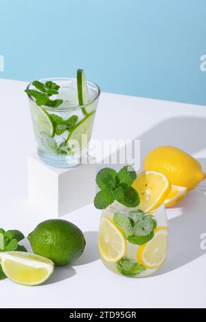 Eis und Mojito im Glas liegen mit starkem Schatten auf dem Tisch Stockfoto