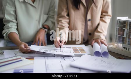Zwei Architektinnen diskutieren über Innenarchitektur Bauprojekt und schöpfen daraus. Stockfoto