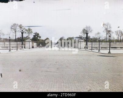 Paris (1.-8. Arrondissement), Frankreich der Eingang zu den Tuilerien vom Place de la Concorde, Kunst, Habitat, Architektur, Straßenlaterne, Straßenlaterne, Statue, Skulptur, Platz, Park, Garten, Grill, Balustrade, Frankreich, Paris, zwischen den Tuilerien und dem Place de la Concorde, Tuilerien, Concorde, 01/06/1920 - 30/06/1920, Léon, Auguste, Fotograf, Autochrome, Foto, Glas, Autochrome, Foto, positiv, Horizontal, Größe 9 x 12 cm Stockfoto