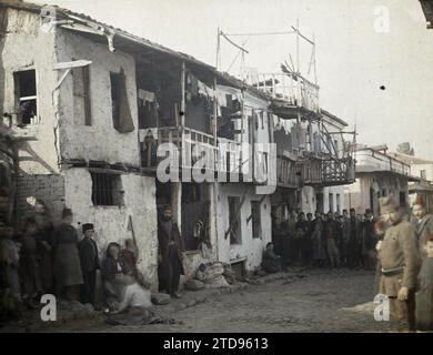 Monastir (heute Bitola), Mazedonien Ein Innenhof im armen jüdischen Viertel, Religion, Wohnraum, Architektur, Alltag, Judentum, Menschenmenge, Wohnung, Straßenszene, Wohngegenstand, Wäscherei, Balkon, Loggia, Straße, Bezirk, Serbien, Bitolj, Ein Innenhof in der armen israelischen Nachbarschaft, Bitola, 01/05/1913 - 31/05/1913, Léon, Auguste, Fotograf, 1913 - Balkan - Léon Busy und Auguste Léon - (23. April - 9. Juni), Autochrome, Foto, Glas, Autochrome, Foto, positiv, Horizontal, Format 9 x 12 cm Stockfoto