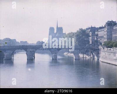 Paris (4.-5. Arr.), Frankreich die Pont de la Tournelle unter Abriss, Wohnungen, Architektur, Religion, Kirche, Gerüste, Traggerüste, Fluss, Arbeiten, Christentum, Turm, Bauingenieurwesen, öffentliche Bauarchitektur, Kai, Dilapidation, unhygienische Bedingungen, Brücke, religiöse Architektur, Frankreich, Paris, Le Pont de la Tournelle, Paris, 09.06/1920 - 09.06.1920, Léon, Auguste, Fotograf, Autochrome, Foto, Glas, Autochrome, Foto, positiv, Horizontal, Format 9 x 12 cm Stockfoto