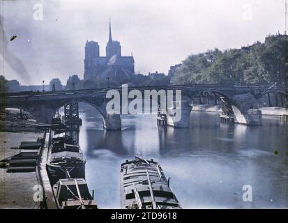 Paris (4.-5. Arr.), Frankreich die Tournelle-Brücke unter Abriss, Wohnraum, Architektur, Religion, Verkehr, Kirche, Gerüste, Tragwerk, Fluss, Arbeiten, Christentum, Turm, Bauingenieurwesen, öffentliche Bauarchitektur, Quay, Boot, Dilapidation, unhygienische Bedingungen, Fluss- und Seetransport, Brücke, religiöse Architektur, Frankreich, Paris, Le Pont de la Tournelle, Paris, 09.06/1920 - 09.06.1920, Léon, Auguste, Fotograf, Autochrome, Foto, Glas, Autochrome, Foto, positiv, Horizontal, Format 9 x 12 cm Stockfoto