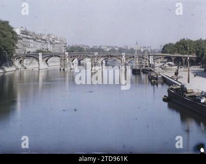 Paris (4.-5. Arr.), Frankreich die Tournelle-Brücke unter Abriss, Wohnungen, Architektur, Verkehr, Gerüste, Tragwerk, Fluss, Arbeiten, Bauingenieurwesen, öffentliche Bauarchitektur, Kai, Boot, Dilapidation, unhygienische Bedingungen, Flusstransport, see, Brücke, Frankreich, Paris, Le Pont. ., Paris, 09.06/1920 - 09.06.1920, Léon, Auguste, Fotograf, Autochrome, Foto, Glas, Autochrome, Foto, positiv, Horizontal, Format 9 x 12 cm Stockfoto