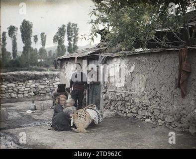 Monastir (heute Bitola), Mazedonien die Wiege, Menschen, Alltagsleben, Gruppenporträt, Familie, Kleinkind, häusliches Leben, Serbien, Bitolj, the Cradle, Bitola, 01.05/1913 - 31.05.1913, Léon, Auguste, Fotograf, 1913 - Balkan - Léon Busy und Auguste Léon - (23. April - 9. Juni), Autochrome, Foto, Glas, Autochrome, Foto, positiv, Horizontal, Format 9 x 12 cm Stockfoto