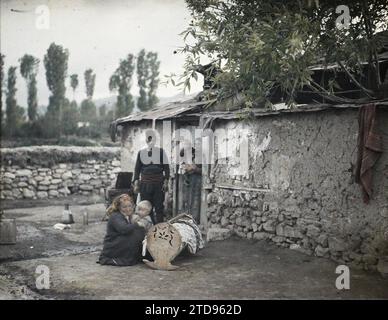 Monastir (heute Bitola), Mazedonien die Wiege, Menschen, Alltagsleben, Gruppenporträt, Familie, Kleinkind, häusliches Leben, Serbien, Bitolj, the Cradle, Bitola, 01.05/1913 - 31.05.1913, Léon, Auguste, Fotograf, 1913 - Balkan - Léon Busy und Auguste Léon - (23. April - 9. Juni), Autochrome, Foto, Glas, Autochrome, Foto, positiv, Horizontal, Format 9 x 12 cm Stockfoto