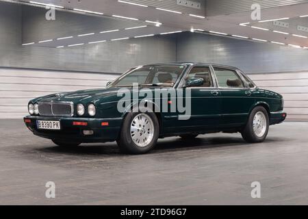 Bilbao, Spanien-11. November 2023: 1994 Jaguar XJ (X300) Sovereign (AKA Daimler Century, Six, Double Six oder Jaguar XJ Sport, XJR, Vanden Plas) in Innenräumen Stockfoto