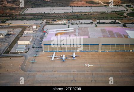 Großer Hangar und Flugzeuge am Flughafen. Stockfoto