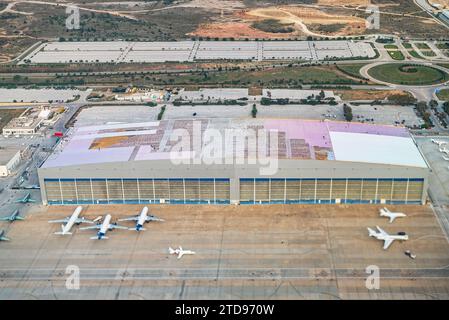 Großer Hangar und Flugzeuge am Flughafen. Stockfoto