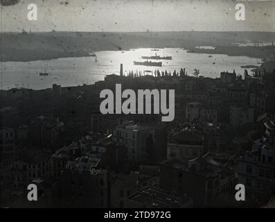 Konstantinopel (heute Istanbul), Türkei das Goldene Horn in der Abenddämmerung, vom Galatenturm (linkes Ufer, Norden), Natur, Umwelt, Habitat, Architektur, Fluss, Sonnenuntergang, Sonnenaufgang, Hydrographie, Panorama der Stadt, Türkei, Konstantinopel, Blick vom Gipfel des Galatenturms, Istanbul, 01/06/1913 - 30/06/1913, Léon, Auguste, Fotograf, 1913 - Balkan - Léon Busy und Auguste Léon - (23. April - 9. Juni), Autochrome, Foto, Glas, Autochrome, Foto, positiv, Horizontal, Format 9 x 12 cm Stockfoto