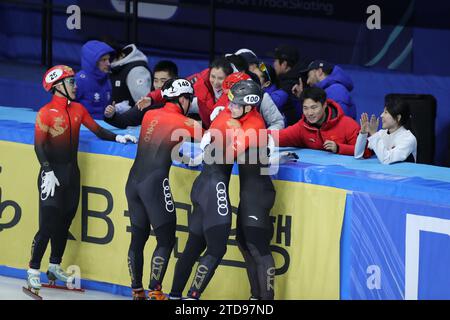 Seoul, Südkorea. Dezember 2023. Das Team China feiert, nachdem es am 17. Dezember 2023 bei der ISU World Cup Short Track Speed Skating Serie in Seoul, Südkorea, das 5000-m-Staffelfinale A der Männer gewonnen hat. Quelle: Yao Qilin/Xinhua/Alamy Live News Stockfoto