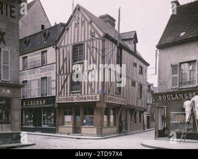 Dreux, Frankreich Ein Haus aus dem 15. Jahrhundert an der Ecke Rue Rotrou und Rue Saint-Pierre, Wirtschaftstätigkeit, Registrierung, Information, Wohnraum, Architektur, Shop, Geschäft, Handelsregistrierung, Bank, Finanzen, Handwerk, Straße, Bezirk, Showcase, Ausstellung, Bäckerei, Konditorei, Fachwerk, Frankreich, Dreux, Old House Rue St Pierre, Dreux, 13.10/1920 - 13.10.1920, Léon, Auguste, Fotograf, 1920 - Eure, Eure-et-Loir - Auguste Léon - (Oktober), Autochrome, Foto, Glas, Autochrome, Foto, positiv, Horizontal, Format 9 x 12 cm Stockfoto