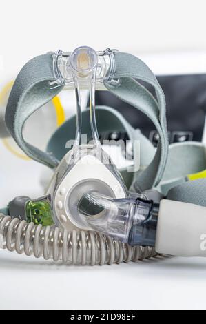 CPAP-Gerät mit Maske und Schlauch für Menschen mit Schlafapnoe, Atemwege, oder Atemstörung Stockfoto
