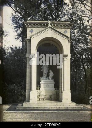 Rom, Italien Denkmal von Benedikt XV. In den Vatikanischen Gärten, Religion, Kunst, Habitat, Architektur, Statue, Christentum, Skulptur, religiöse Architektur, Italien, Rom, von Benedikt XV. errichtetes Denkmal in den Vatikanischen Gärten, Rom, 07.03/1921 - 07.03.1921, Léon, Auguste, Fotograf, 1921 Cap Martin, Italien, Cap Martin - Auguste Léon (Februar-April), Autochrome, Foto, Glas, Autochrome, Foto, positiv, Vertikal, Format 9 x 12 cm Stockfoto