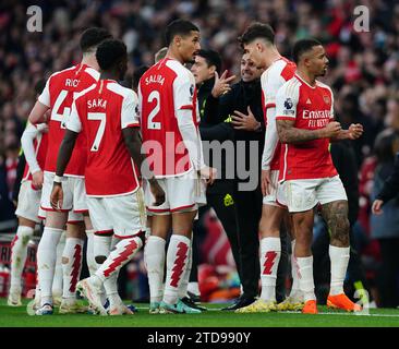 Arsenals Gabriel Jesus (rechts) feiert das erste Tor ihrer Mannschaft im Spiel, während Manager Mikel Arteta mit den Spielern während des Premier League-Spiels im Emirates Stadium in London spricht. Bilddatum: Sonntag, 17. Dezember 2023. Stockfoto