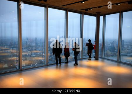 The Lookout, 8 Bishopsgate's 50. Stock Aussichtsplattform mit Blick auf die Stadt London. Stockfoto