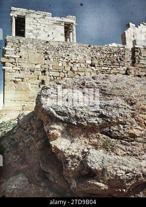 Athen, Griechenland das westliche Ende der Akropolis mit dem Tempel der Athena Nike (Südprofil). (Rechts, Überbleibsel des Heiligtums von Artemis Brauronia), Habitat, Architektur, Religion, Kunst, Tempel, archäologische Überreste, griechisch-römischer Polytheismus, Antike, religiöse Architektur, Griechenland, Athen, Ein Block aus nuanciertem Kalkstein und der Tempel des flügellosen Sieges an der Spitze, Athènes, 06/10/1913 - 06/10/1913, Léon, Auguste, Fotograf, 1913 - Balkan, Italien - Léon Busy und Auguste Léon - (September bis 23. Oktober), Autochrome, Foto, Glas, Autochrome, Foto, positiv, Vertikal Stockfoto