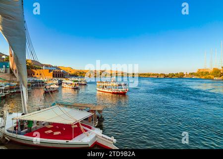 Touristenschiffe auf dem Nil in der Nähe des berühmten nubischen Dorfes bei Sonnenuntergang. Assuan, Ägypten – 17. Oktober 2023 Stockfoto