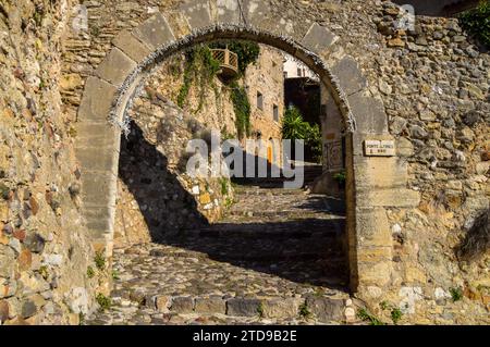 Biot, Frankreich. November 2019. Porte des Tines, Tines Gate, im mittelalterlichen Dorf Biot, Südfrankreich. Quelle: Vuk Valcic/Alamy Stockfoto