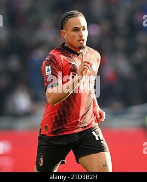 Mailand, Italien. Dezember 2023. Noah Okafor vom AC Milan feiert sein Tor während des Fußballspiels der Serie A zwischen dem AC Milan und Monza am 17. Dezember 2023 in Mailand. Quelle: Alberto Lingria/Xinhua/Alamy Live News Stockfoto